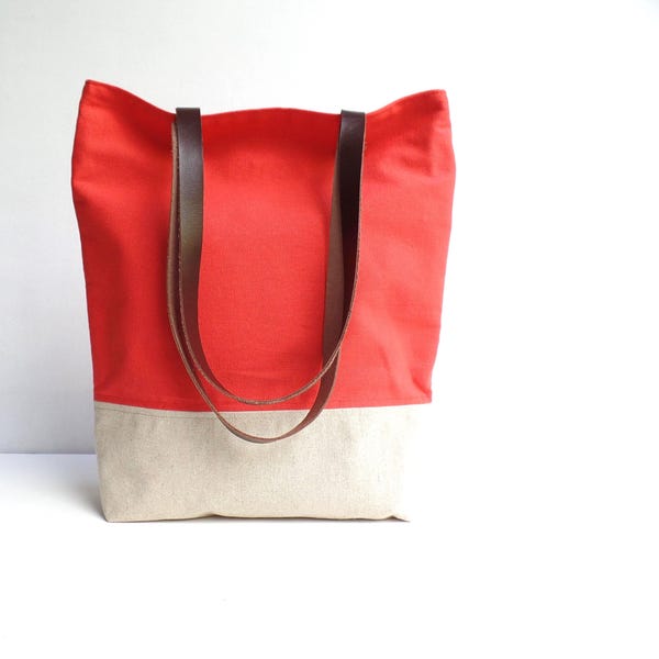 Koraalkleurige linnen draagtas: shopper met kleurvlakken en leren handvatten