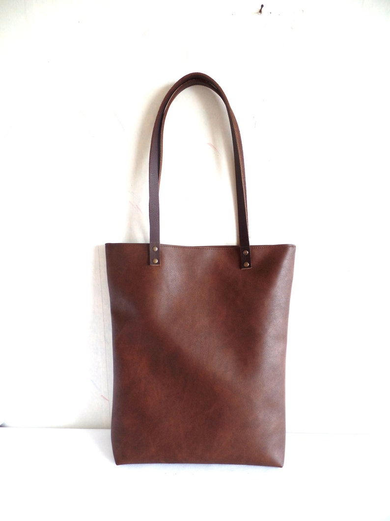 Sac fourre-tout en cuir, Grand sac fourre-tout décontracté de tous les jours, Sac à bandoulière en cuir végétalien brun chocolat avec poignées en cuir véritable image 2