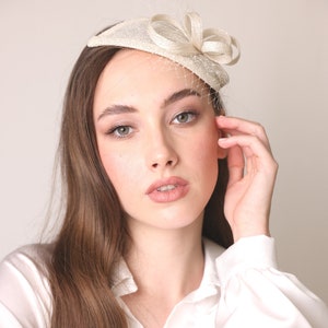 Glitter ivoorwitte kleine tovenaar met Franse netsluier, minimalistische fancy hatinator voor bruid, traanhoofddeksel voor vrouwen