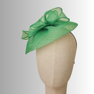 Green Sinamay Fascinator Hat: Modern Church Headpiece