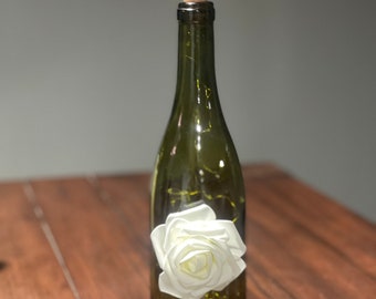 Groene LED fles met witte bloem.