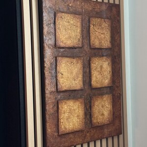 K&ouml;nnte beinhalten: Ein braunes Leinwandbild mit einer strukturierten Oberfl&auml;che. Das Bild ist in sechs Quadrate unterteilt, die jeweils ein anderes Muster aus Rissen und Linien aufweisen. Die Quadrate sind in einem Raster angeordnet.