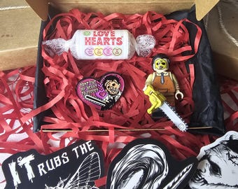 Slasher Horror Gift Box | Letterbox Friendly | Figure, Pin Badge & Stickers | Horror Lover Gift | Birthday, Halloween, Valentines