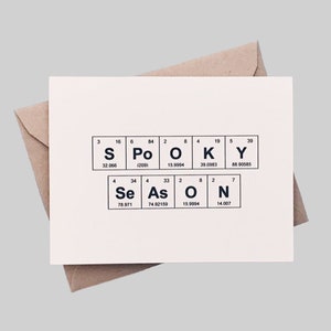 Tarjeta de Halloween de temporada espeluznante, tarjeta de felicitación espeluznante de tabla periódica, elementos sentimentales