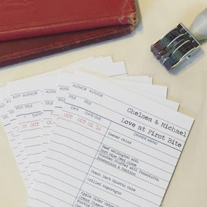 Karta menu na ślub w bibliotece Data do odbioru Karty menu na ślub literacki / prysznic (zestaw 20 sztuk)