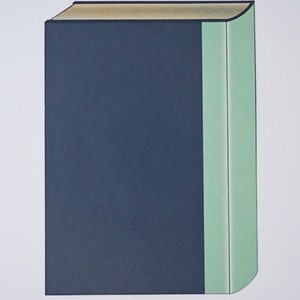 Puede incluir: Un libro de tapa dura de color azul oscuro con una columna vertebral verde claro.