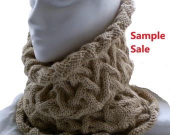 Capucha con cable ondulado tejida a mano / Acrílico camello - Adulto S/M