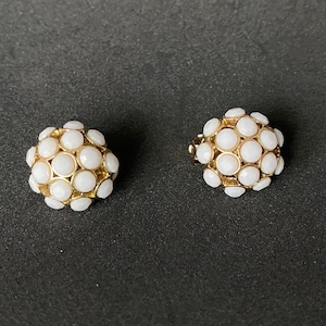 Vintage Unsigned Milk Glass Cluster round spherical shape Clip On Earrings