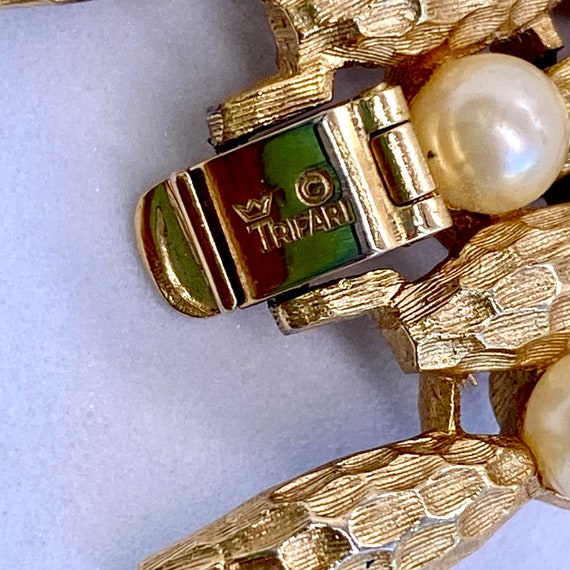 Vintage Trifari Faux Pearl and metal links wide B… - image 4