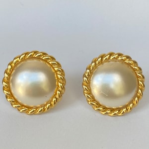 Elegant Vintage Faux Pearl round Button Clip on Earrings Unsigned
