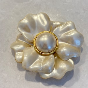 Vintage faux pearl flower brooch pin