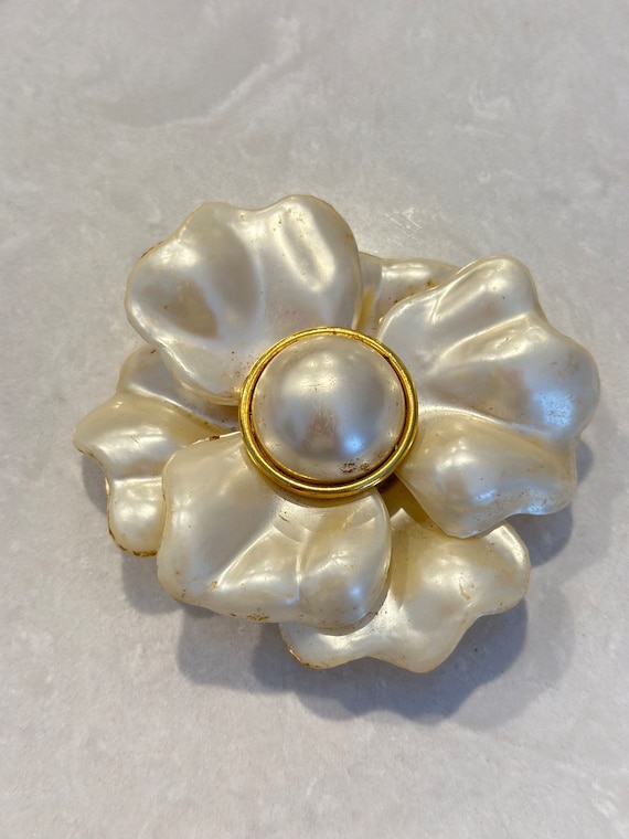 Vintage faux pearl flower brooch pin