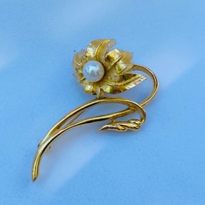 Vintage unSigned  Gold Tone Pearl Flower Brooch Pin