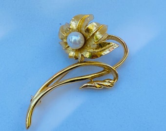 レアデザイン☆CROWN TRIFARI☆刻印あり☆パールフラワーブローチ CROWN TRIFARI パールとリーフのブローチ | ARLEQUIN