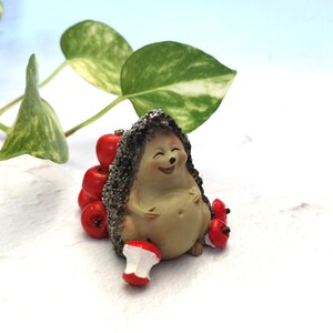 Hérisson de 1 3/4" avec un ventre plein de pommes - jardin de fées - décoration de terrarium - forêt - jardinage miniature - fournitures pour travaux manuels