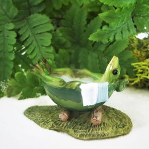 1 1/2" PETITE grenouille prenant un bain - jardin féerique - mini - miniature - terrarium - jardinage - figurine