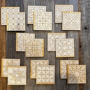 Peut inclure: Un ensemble de dix sous-verres en bois avec des motifs géométriques. Les sous-verres sont tous de designs différents et sont faits de bois brun clair.