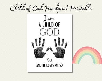 Puede incluir: Arte de huellas de manos imprimible con el texto "Soy un hijo de Dios y él me ama tanto". El diseño presenta dos huellas de manos negras con un corazón entre ellas.