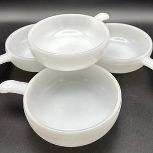4 Glasbake Suppenschalen aus Milchglas