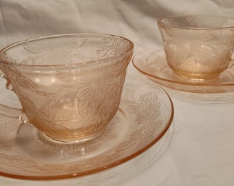 Tazza e piattino con fiori di melo in corniolo rosa