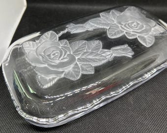 Boîte-commode en verre, roses givrées, bibelots