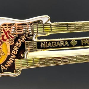 Hard Rock Cafe Triple Neck Gitarren-Pin, 3. Jahrestag Niagara Falls