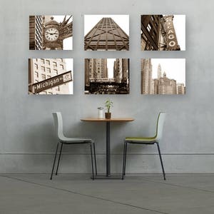 Puede incluir: Un conjunto de seis fotograf&iacute;as en blanco y negro de paisajes urbanos de Chicago, incluyendo el r&iacute;o Chicago, el Wrigley Building y el puente Michigan Avenue. Las fotos se muestran en una pared sobre una mesa peque&ntilde;a y dos sillas.