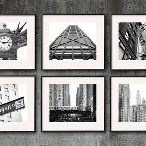 Puede incluir: Un collage de seis fotos en blanco y negro de diferentes im&aacute;genes de Chicago. Las im&aacute;genes incluyen una torre del reloj, un rascacielos, una se&ntilde;al de calle, una escena de calle y dos rascacielos m&aacute;s.