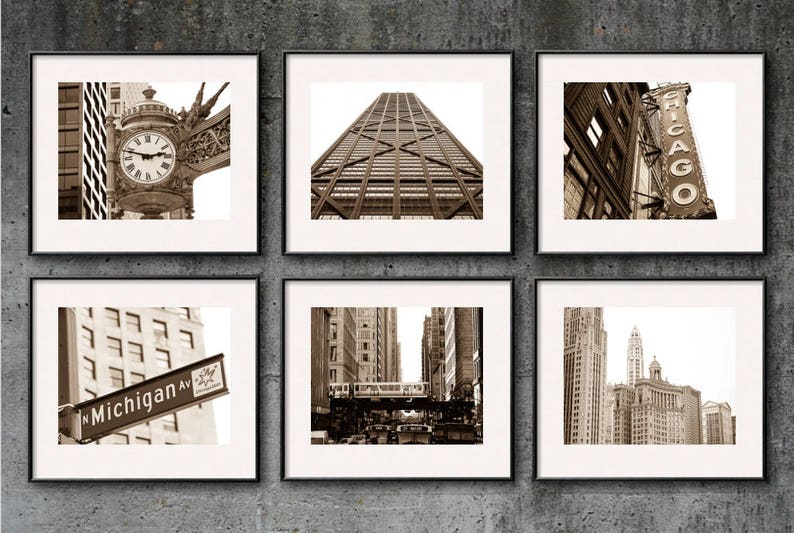 Puede incluir: Un collage de seis fotograf&iacute;as en blanco y negro de monumentos de Chicago. La fila superior presenta una torre del reloj, un rascacielos visto desde abajo y un edificio con un letrero de "CHICAGO". La fila inferior presenta una se&ntilde;al de calle para "N Michigan Ave", una vista de una calle con un tren cruzando por encima y una vista de un grupo de rascacielos.