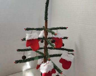 Pierwotne sztuczne drzewo z piór bożonarodzeniowych z czerwonymi wełnianymi ozdobami, sztuczne drzewo z piór, niemieckie drzewo z piór, pierwotne drzewo, dom wiejski