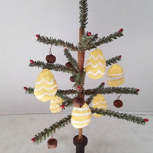 Primitiver Ostern faux Federbaum mit yelloware Ornamenten, primitiver Frühling Osterbaum, Land Osterbaum, Bauernhaus Osterbaum