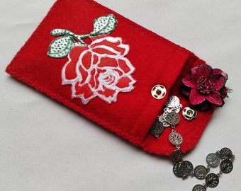 Pochette à bijoux ou autres,avec la rose, couleur rouge, idée cadeau.