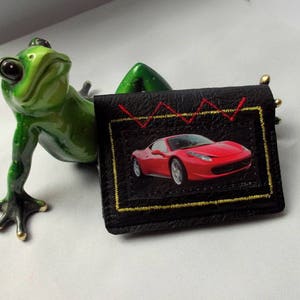 Tarjetero para hombre, piel sintética negra, imagen de coche rojo