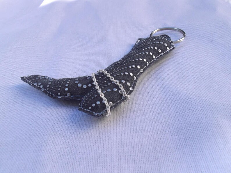 Portes-clés ou bijou de sac Botte rock simili cuir gris,clous,chainette image 4
