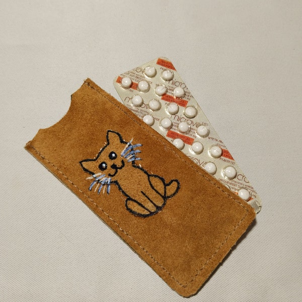 étui à pilule "Chat"en cuir de chêvre cognac, idée cadeau originale, série limitée !