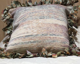 Funda de almohada decorativa tejida a mano con flecos utilizando tela de decoración del hogar reutilizada