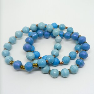 Set di braccialetti elastici elastici con perline di carta blu e oro; Set di 3 braccialetti con perline di carta riciclata fatti a mano