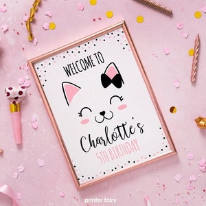 Könnte beinhalten: Ein druckbares Willkommens-Schild mit einer Illustration einer rosa und schwarzen Katze. Das Schild lautet "Willkommen zu Charlotte's 5th Birthday".