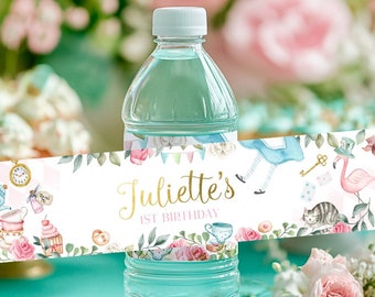 Könnte beinhalten: Wasserflaschenetikett mit einem verspielten Alice-im-Wunderland-Thema mit einem rosa Flamingo, einer Katze, einer Teetasse und einer Uhr. Das Etikett ist weiß mit goldenen Buchstaben und lautet "Juliette's 1st Birthday".