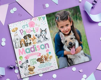 Könnte beinhalten: Eine rosafarbene und grüne Geburtstagseinladung mit einem Pfotenabdruck und dem Text "It's a Paw-ty" und "Madison wird 5". Die Einladung zeigt eine Aquarell-Illustration einer Gruppe von Welpen und ein Foto eines Mädchens, das einen Hund hält. Die Einladung enthält auch das Datum und die Uhrzeit der Party.