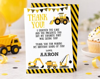 Op de afbeelding: Een witte bedankkaart met gele en zwarte bouwthema-afbeeldingen, waaronder een bulldozer, graafmachine, kiepwagen en kraan. De tekst luidt: THANK YOU! I ENJOYED THE CAKE AND THE PRESENTS TOO BUT MY FAVORITE PART WAS SEEING YOU! THANK YOU FOR MAKING MY BIRTHDAY LOADS OF FUN! LOVE, AARON.