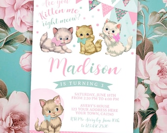 Pode incluir: Um convite de aniversário rosa e verde com um design floral e três gatinhos. O convite diz "Are you kitten me right meow?" e "Madison está fazendo 3 anos". O convite inclui a data, a hora e o local da festa.