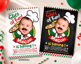 Könnte beinhalten: Zwei rechteckige Geburtstagseinladungskarten mit einem Cartoon-Babykoch mit Schnurrbart, der eine Pizza hält. Der Text lautet: Join us for a Slice of Fun! Mason is turning 1. Enthält Veranstaltungsdetails wie Datum, Uhrzeit und Ort auf weißem oder schwarzem Hintergrund.