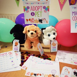 K&ouml;nnte beinhalten: Ein Geburtstagstisch mit dem Thema 'Adoptiere ein Haustier'. Es gibt Stofftiere, Ballons, Wasserflaschen und Partygeschenke. Der Tisch ist mit buntem Konfetti und einem 'Vet Check-Up'-Blatt dekoriert.