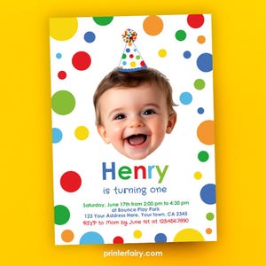 Puede incluir: Una invitación de cumpleaños colorida con una foto de un bebé varón que lleva un gorro de fiesta. La invitación tiene un fondo blanco con lunares de colores y el texto "Henry cumple un año". La invitación incluye la fecha, la hora y el lugar de la fiesta, así como una solicitud de RSVP.
