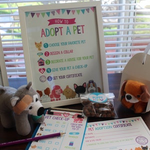 K&ouml;nnte beinhalten: Ein wei&szlig; gerahmtes Poster mit dem Titel "Wie man ein Haustier adoptiert" mit f&uuml;nf aufgelisteten Schritten. Im Vordergrund ein ausgestopfter grauer Wolf mit einem Verband &uuml;ber dem Auge. Eine wei&szlig;e Box mit einem ausgestopften braunen Hund, der aus der Oberseite schaut. Eine Checkliste mit dem Titel "Tierarzt-Check-up" und ein Zertifikat mit dem Titel "Haustier-Adoptionszertifikat" liegen auf dem Tisch.