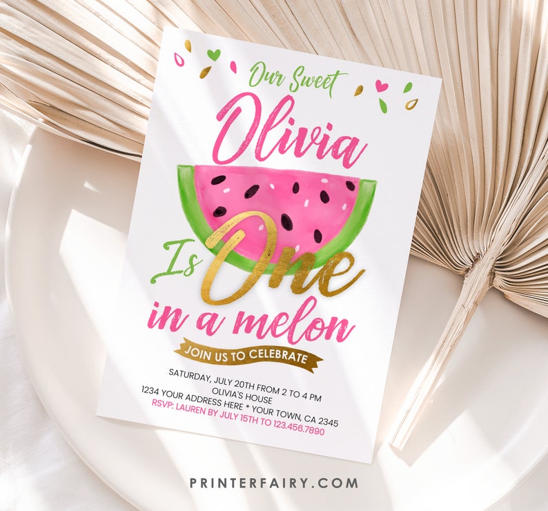 Puede incluir: Una tarjeta de invitaci&oacute;n blanca con un tema de sand&iacute;a. El texto dice "Our Sweet Olivia Is One in a melon". La tarjeta incluye detalles del evento y una invitaci&oacute;n a celebrar. El dise&ntilde;o presenta acentos rosas, verdes y dorados.
