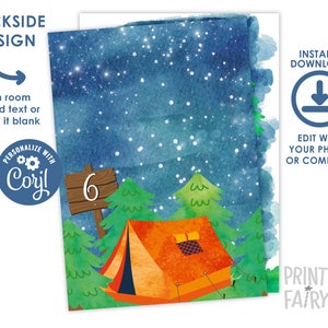 Op de afbeelding: Een printbare campingverjaardagsuitnodiging met een aquarel achtergrond van een sterrenhemel. De uitnodiging toont een tent, bomen en een bord met het nummer 6. De tekst "PERSONALISEER MET Coryl" staat op een blauwe cirkel met tandwielen.