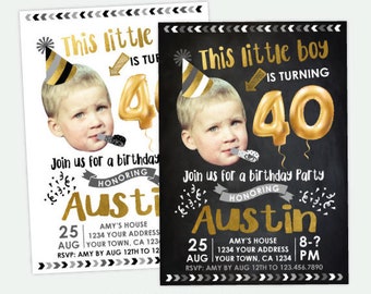 Puede incluir: Una invitación a una fiesta de cumpleaños con fondo blanco y negro. La invitación presenta una foto de una persona con un gorro de fiesta y un globo número 40 dorado. El texto de la invitación dice "Este pequeño niño está cumpliendo 40 años".