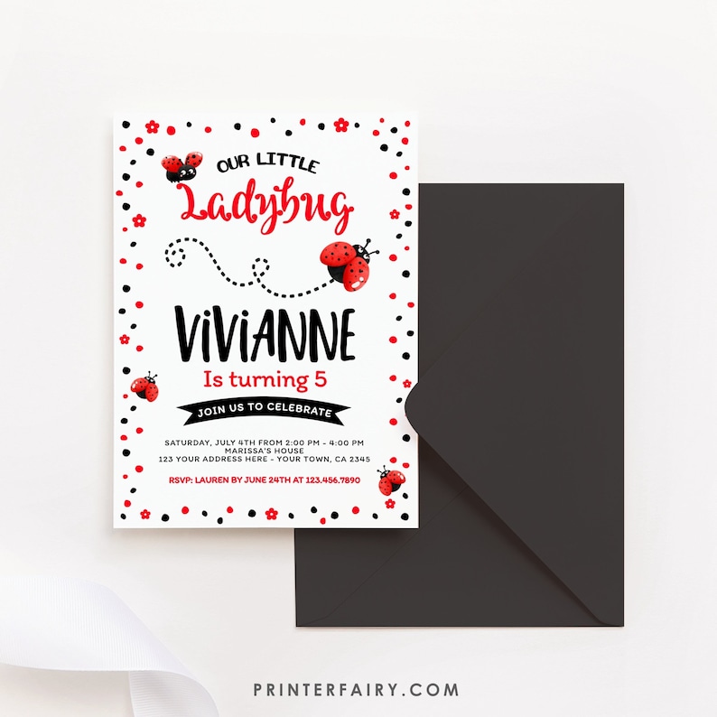 Pode incluir: Um convite de anivers&aacute;rio tem&aacute;tico de joaninha, branco e vermelho com bolinhas pretas e flores. O convite diz "Nossa pequena joaninha Vivianne est&aacute; fazendo 5 anos". Inclui a data, hora e local da festa, bem como as informa&ccedil;&otilde;es de RSVP.
